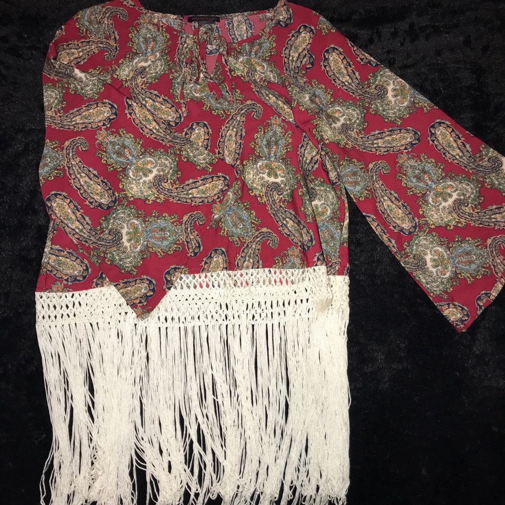 Belle sleeved blouse with fringed bottom